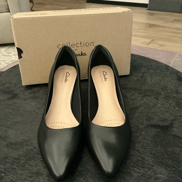 Clarks Black Heels Elegant Pointed-Toe Design - Picture 2 of 7